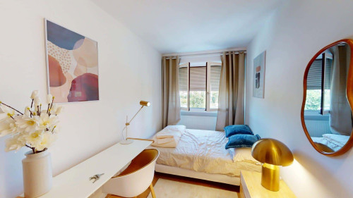 Room in Rue de Meyrin, Ferney-Voltaire for 91 m² with 4 bedrooms