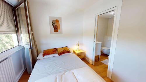 Room in Rue de Meyrin, Ferney-Voltaire for 91 m² with 4 bedrooms