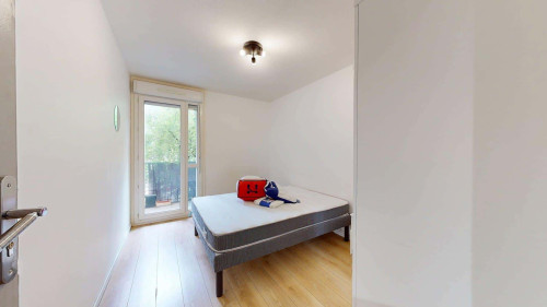 Room in Avenue de la Châtaigneraie, Pessac for 71 m² with 4 bedrooms