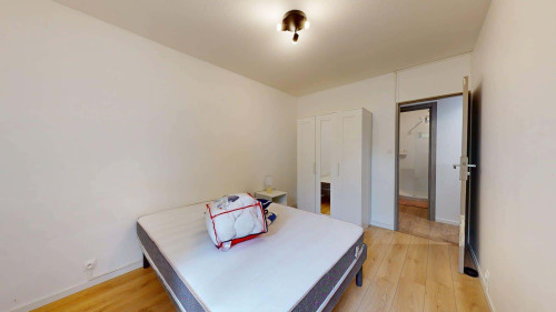 Room in Avenue de la Châtaigneraie, Pessac for 71 m² with 4 bedrooms