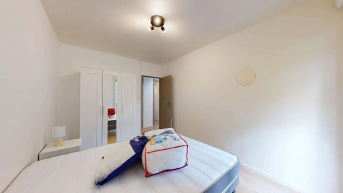 Room in Avenue de la Châtaigneraie, Pessac for 71 m² with 4 bedrooms
