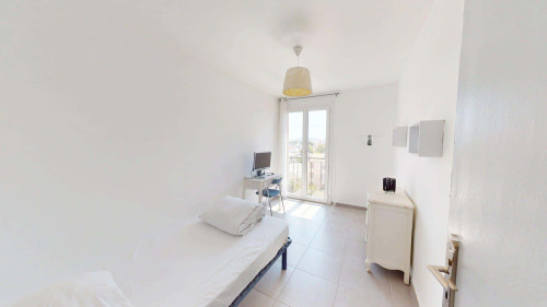 Room in Traverse de la Mère de Dieu, Marseille for 63 m² with 3 bedrooms