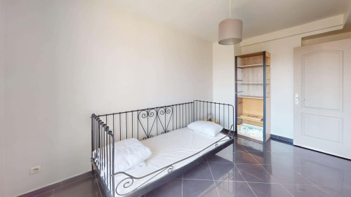 Room in Traverse de la Mère de Dieu, Marseille for 63 m² with 3 bedrooms