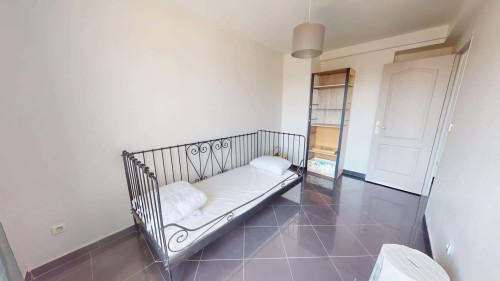 Room in Traverse de la Mère de Dieu, Marseille for 63 m² with 3 bedrooms