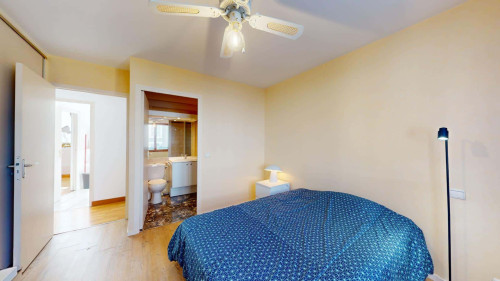 Room in Rue Henri Faisans, Pau for 95 m² with 4 bedrooms