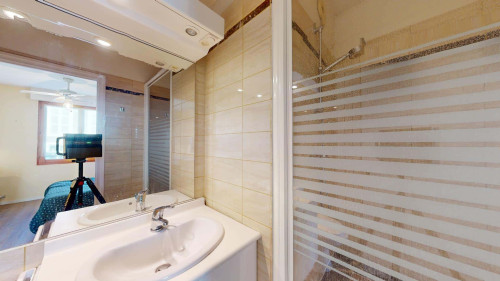 Room in Rue Henri Faisans, Pau for 95 m² with 4 bedrooms