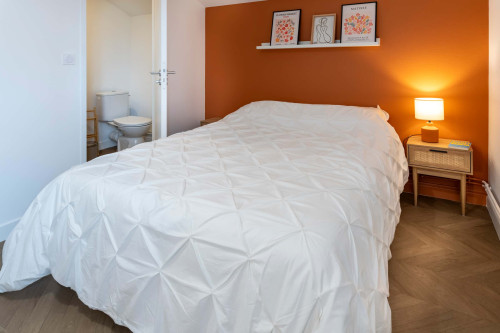 Room in Rue des Roses, Bron for 356 m² with 15 bedrooms