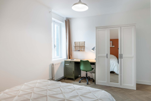 Room in Rue des Roses, Bron for 356 m² with 15 bedrooms