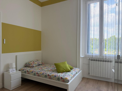 Bed in a shared twin bedroom, in the City Life neighbourhood - Gallery - 21