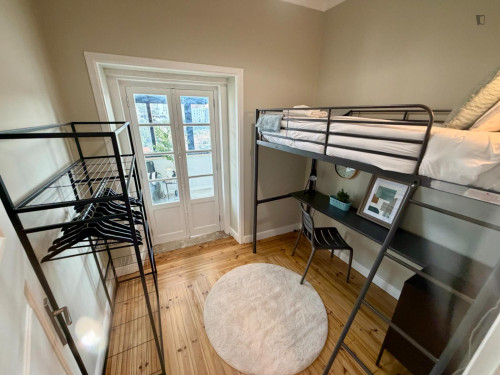 Nice bedroom in a 6-bedroom flat