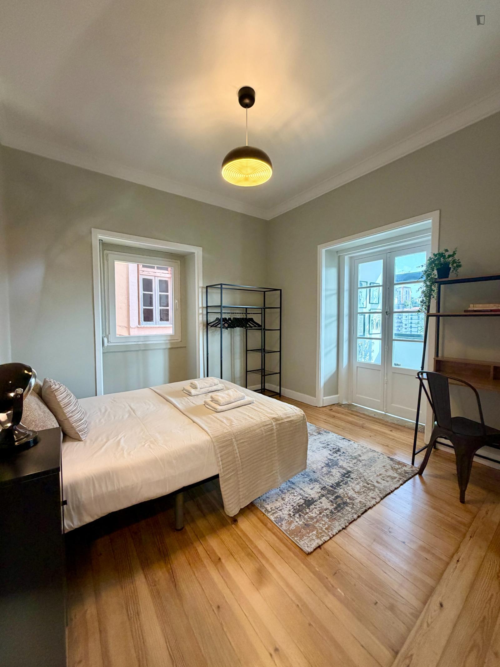 Beautiful Room Near Campus 1, University Of Coimbra - 1