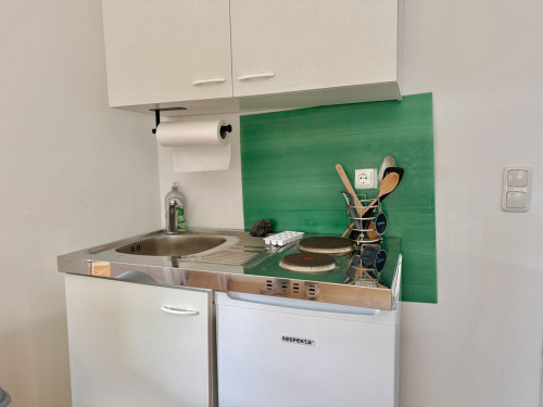 Charming & Compact Apartment Just Outside Vienna – With Parking & Great Connections!