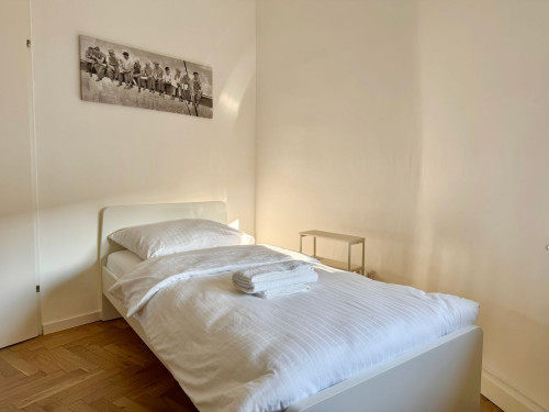 Charming & Compact Apartment Just Outside Vienna – With Parking & Great Connections!