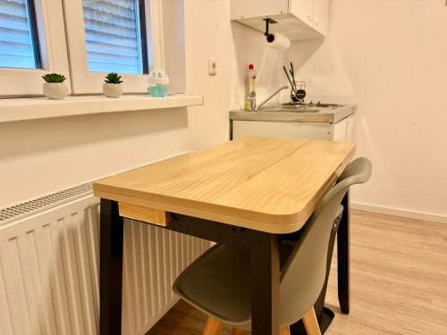 Charming & Compact Apartment Just Outside Vienna – With Parking & Great Connections!