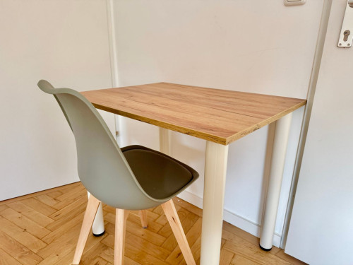 Charming & Compact Apartment Just Outside Vienna – With Parking & Great Connections!