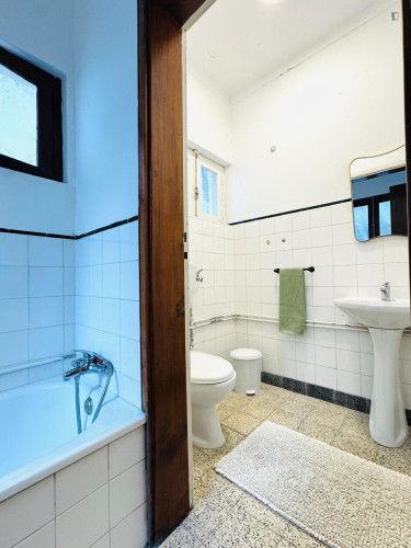 Captivating Double Bedroom close to Faculty of Economics - Gallery - 8
