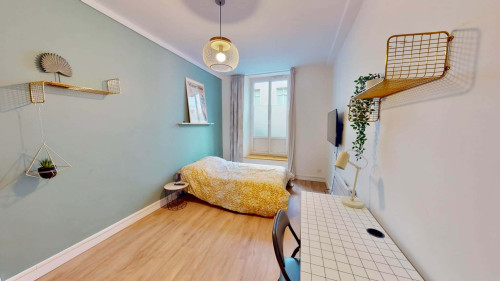 Room in Rue Pasteur, Pau for 106 m² with 6 bedrooms