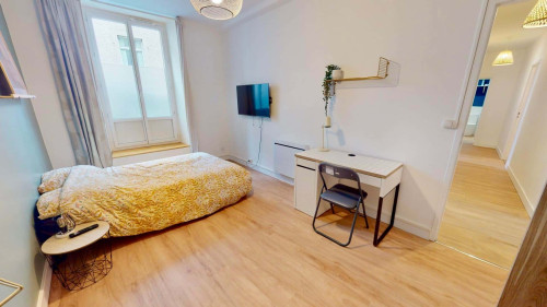 Room in Rue Pasteur, Pau for 106 m² with 6 bedrooms