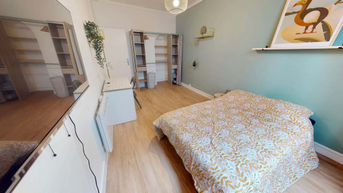 Room in Rue Pasteur, Pau for 106 m² with 6 bedrooms
