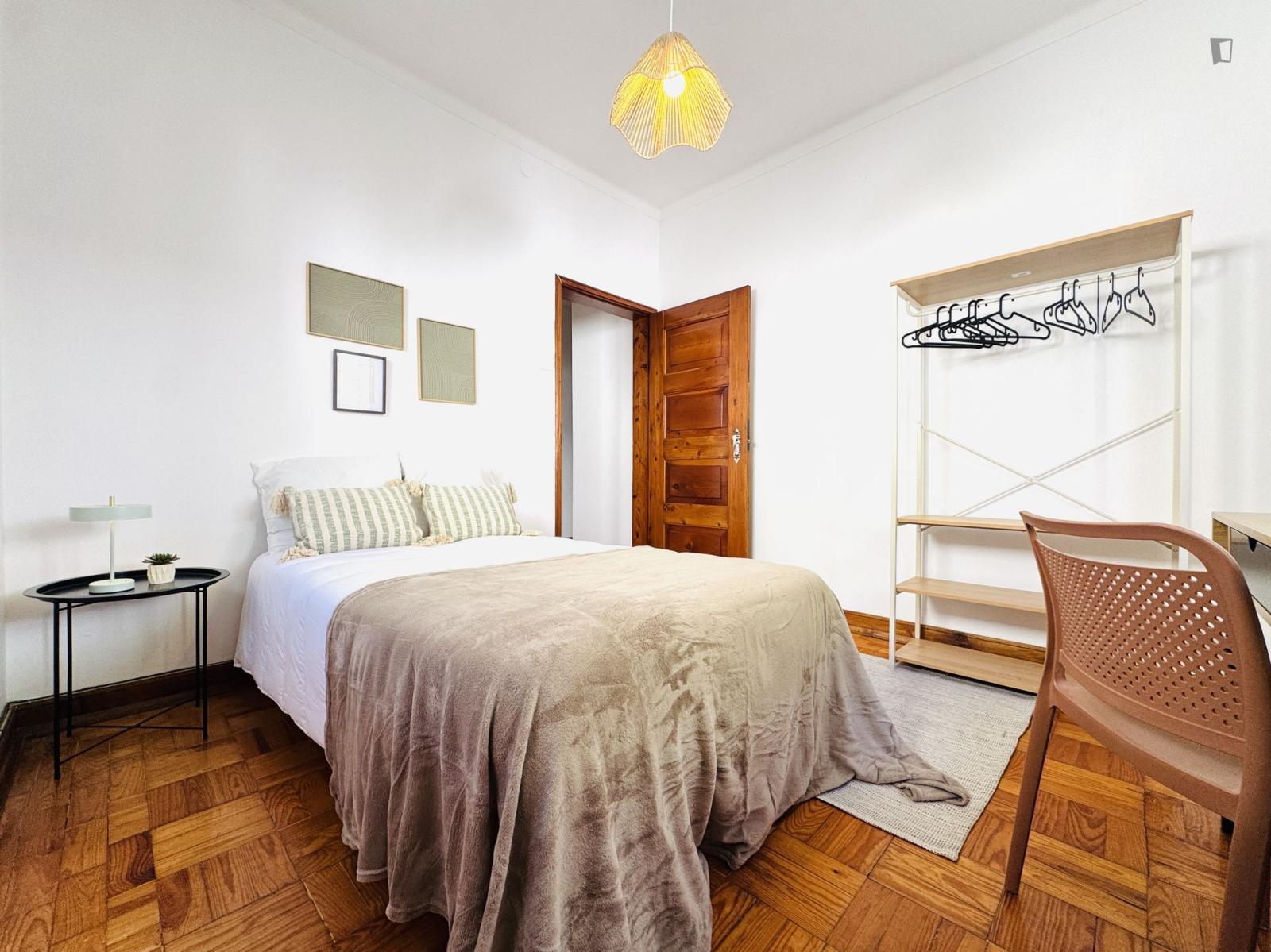 Thrilling Double Bedroom Close To University Of Coimbra - 1