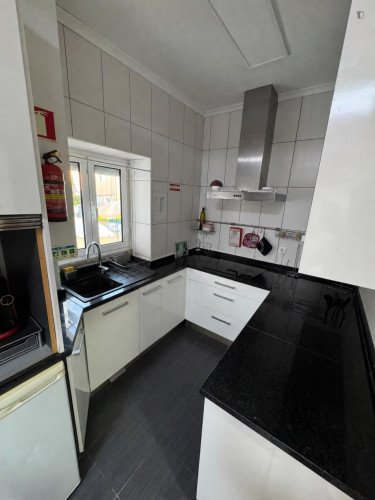 Comfy bedroom with a private bathroom and a small kitchen - Gallery - 5