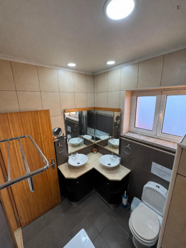 Comfy bedroom with a private bathroom and a small kitchen - Gallery - 7
