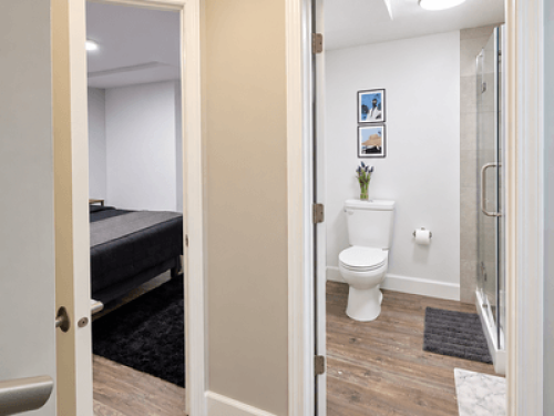 Cozy Queen Room with Private Bath - Gallery - 7