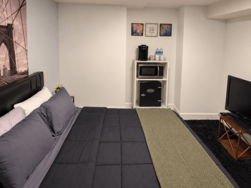 Cozy Queen Room with Private Bath - Gallery - 5