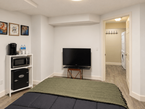 Cozy Queen Room with Private Bath - Gallery - 6