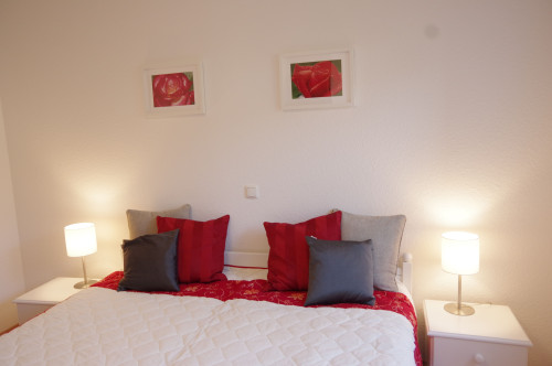 Business Apartment between Frankfurt and Hanau – 5 minutes walk to the train station, approx. 30 minutes to Frankfurt Central Station, own parking space, terrace, home office, ideal for expats, project staff and families