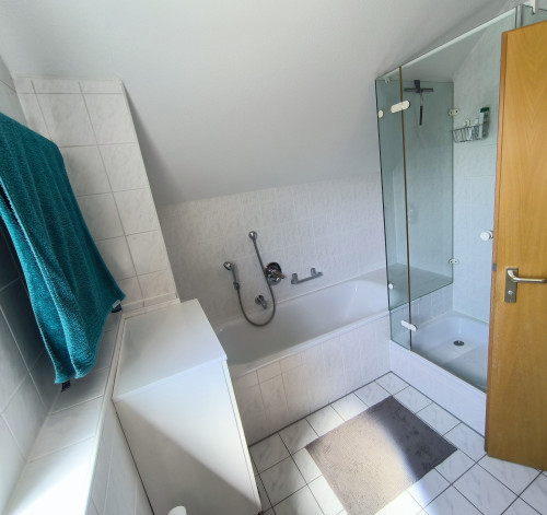 Exclusive furnished maisonette with home office in a green setting