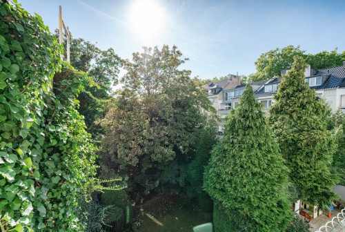 Beautiful, renovated period apartment centrally located in Düsseldorf directly on the green Schillerplatz