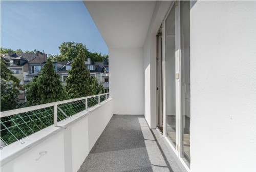 Beautiful, renovated period apartment centrally located in Düsseldorf directly on the green Schillerplatz