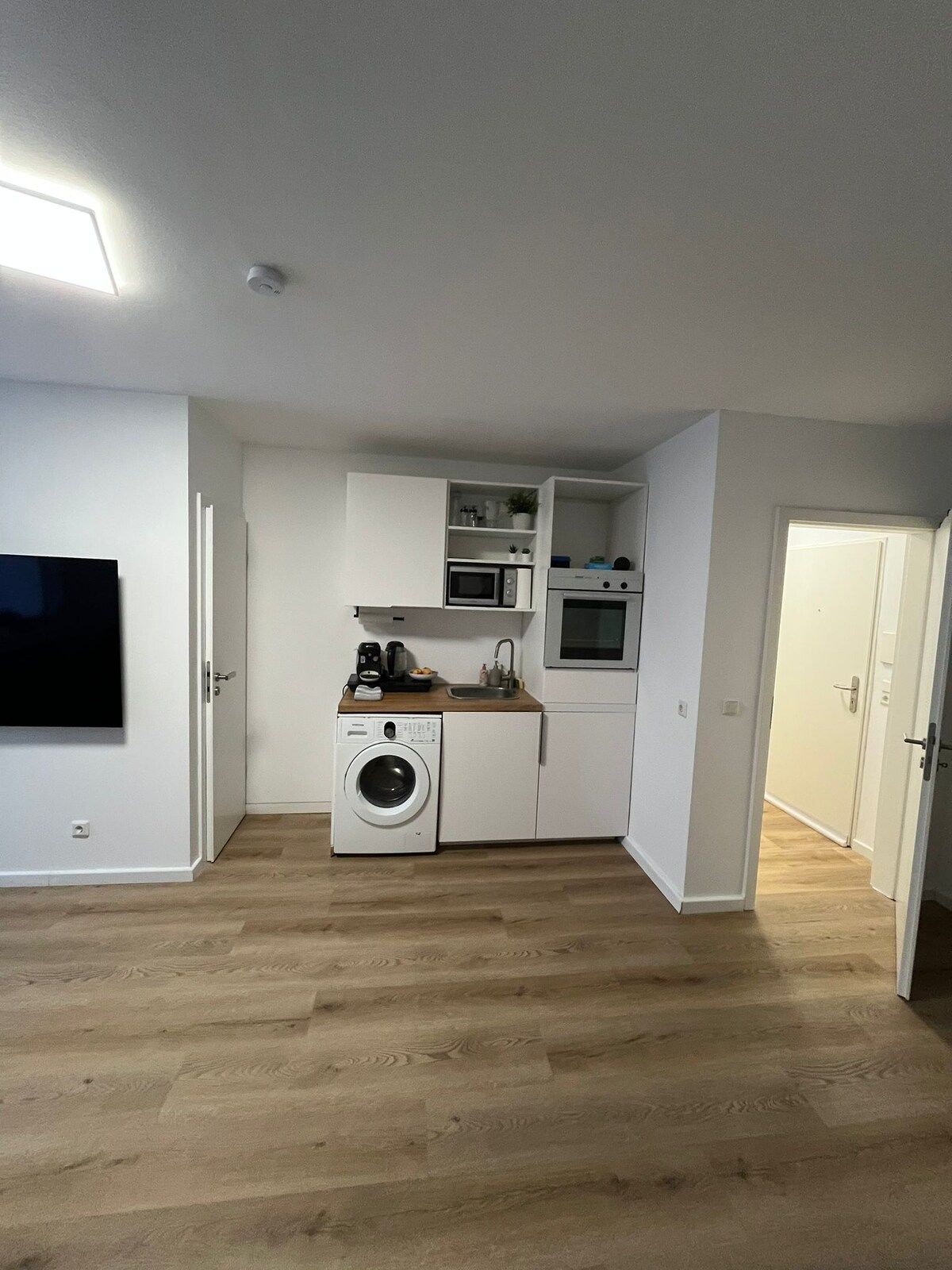 Renovated Furnished 1-Bedroom Apartment With Balcony And Air Conditioning In Düsseldorf-Bilk - 3