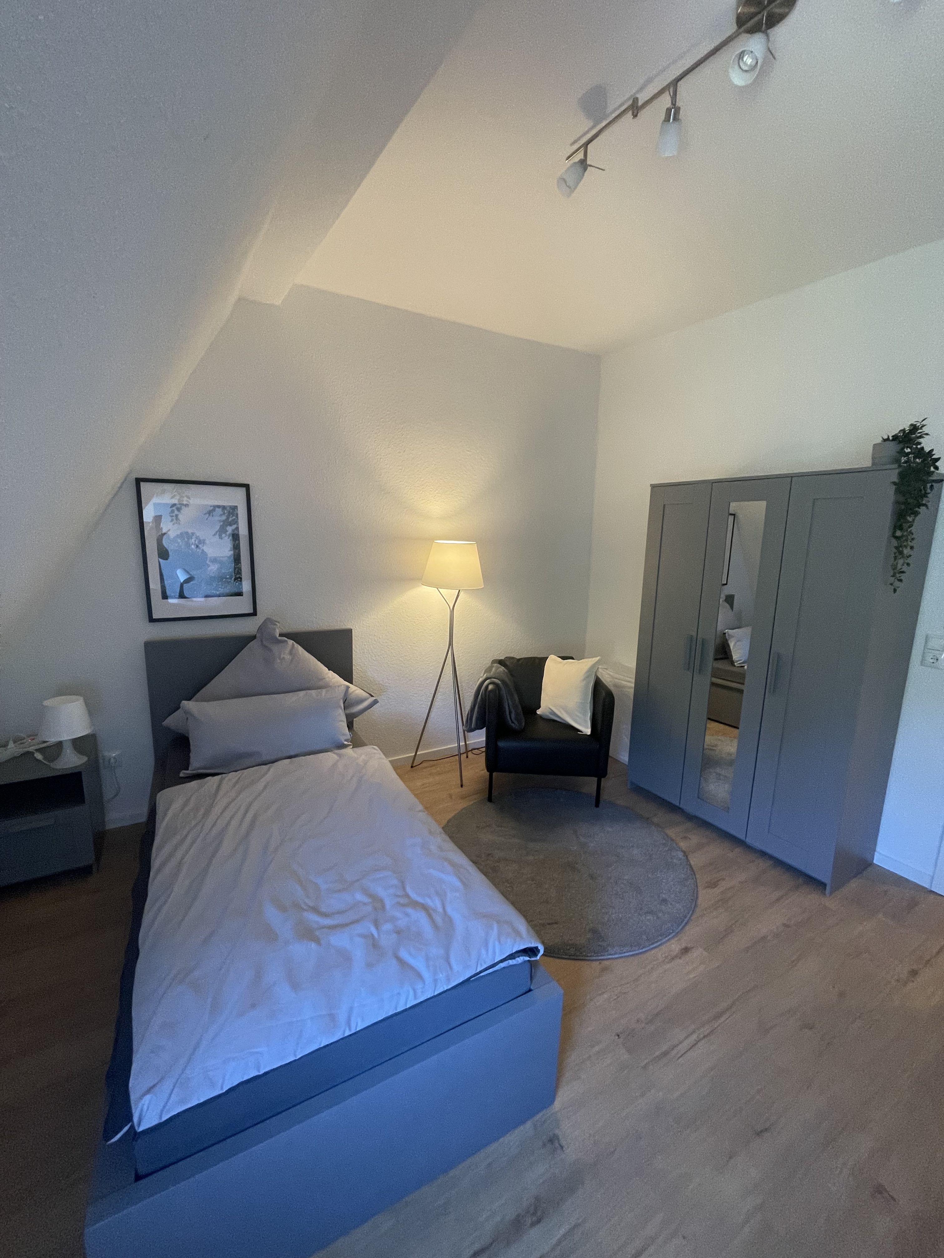 Elfriede6: Fantastic Renovated Quiet Apartment In GE For Rent - 1