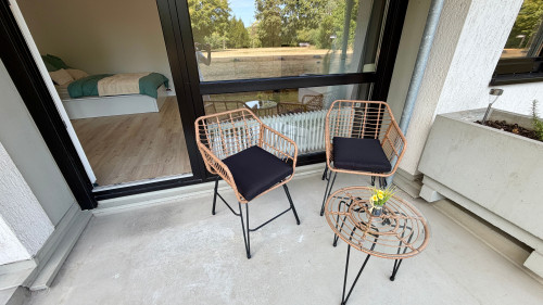 Modern studio with private terrace and view of a residents only garden - Gallery - 9