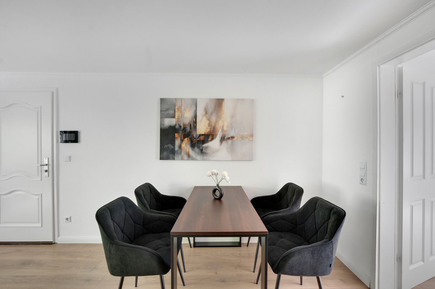 EC Apartments: Royal Suite | Kitchen | 4 Guests - 8