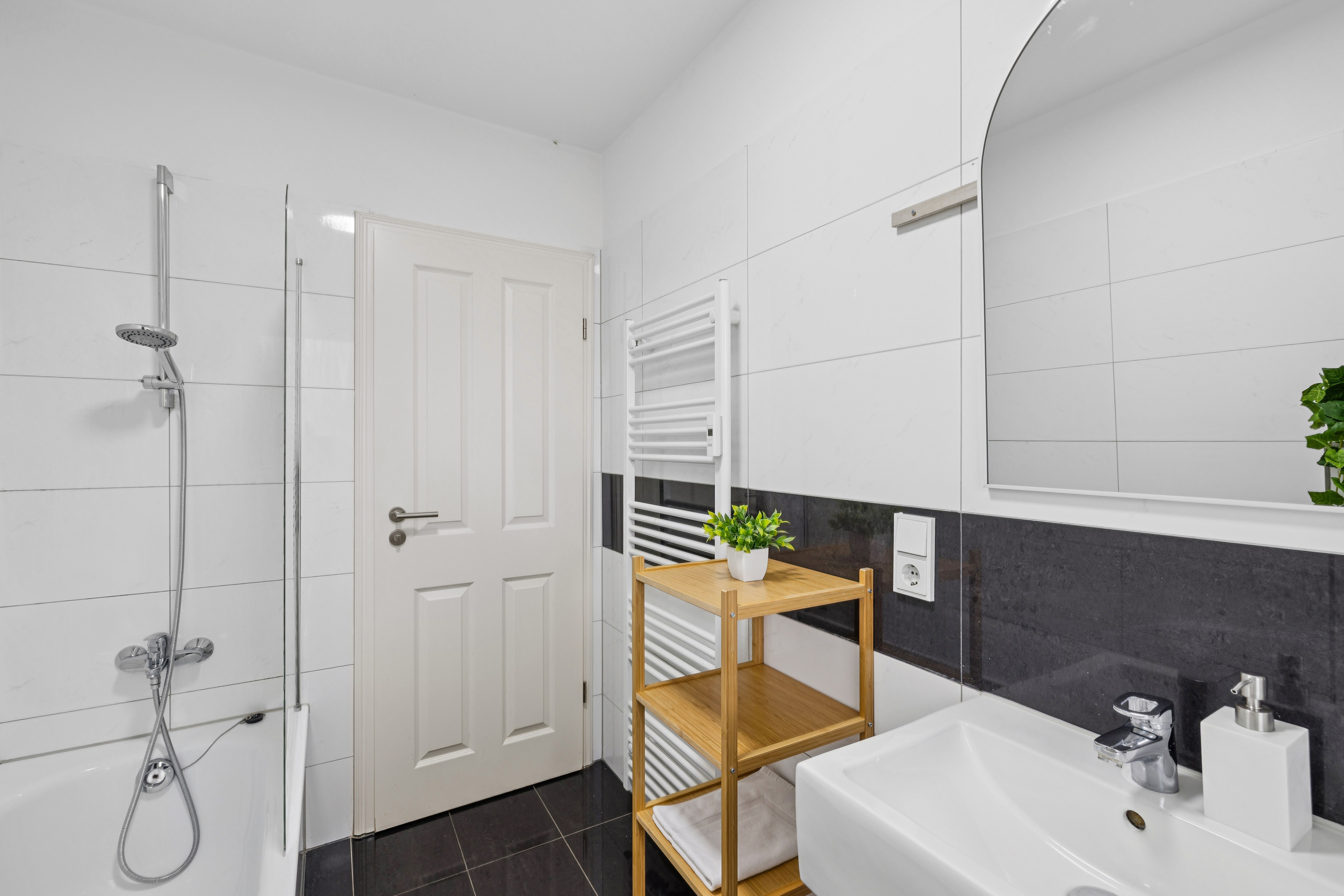 Modern Apartment With Balcony - 5