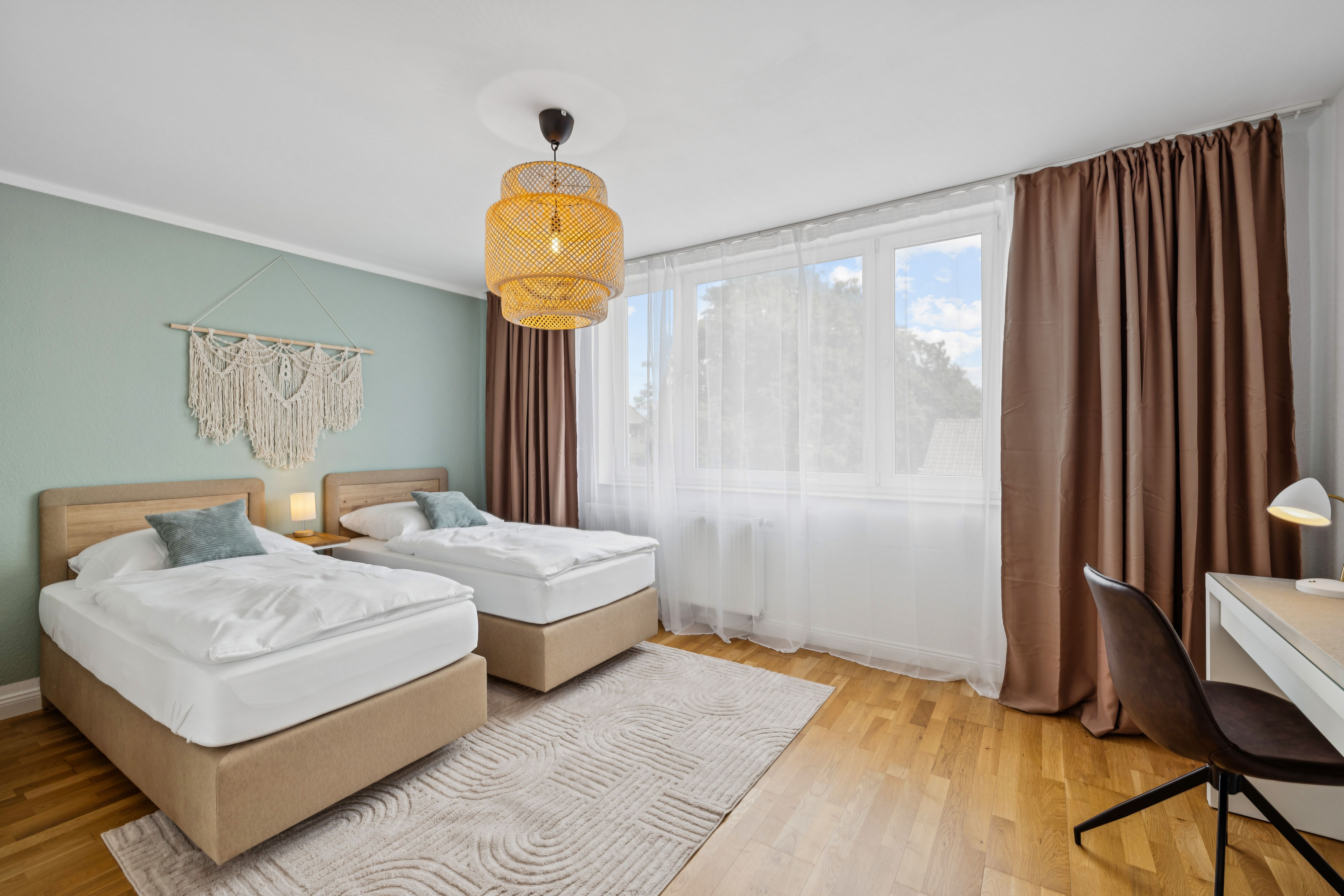 Modern Apartment With Balcony - 12
