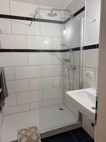 ewly Renovated 1-Bedroom Apartment in Golzheim — Modern & Move-In Ready - Gallery - 11