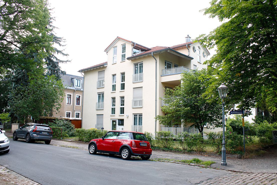 Bright 3-Room Apartment With Large Balcony In An Upscale Residential Area In Striesen - 1