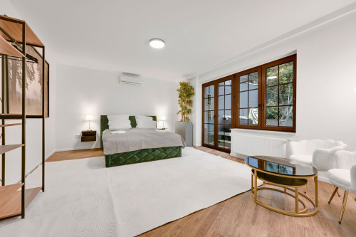 EC: Apartments: Palais Royal | 2 Bedrooms | Spacious 149 sqm | Terrace | For 6 Guests