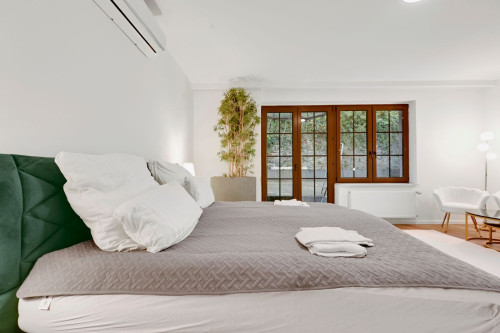 EC: Apartments: Palais Royal | 2 Bedrooms | Spacious 149 sqm | Terrace | For 6 Guests