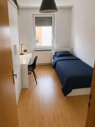Spacious 4-Bedroom Apartment with Excellent Transport Connections in Nürnberg