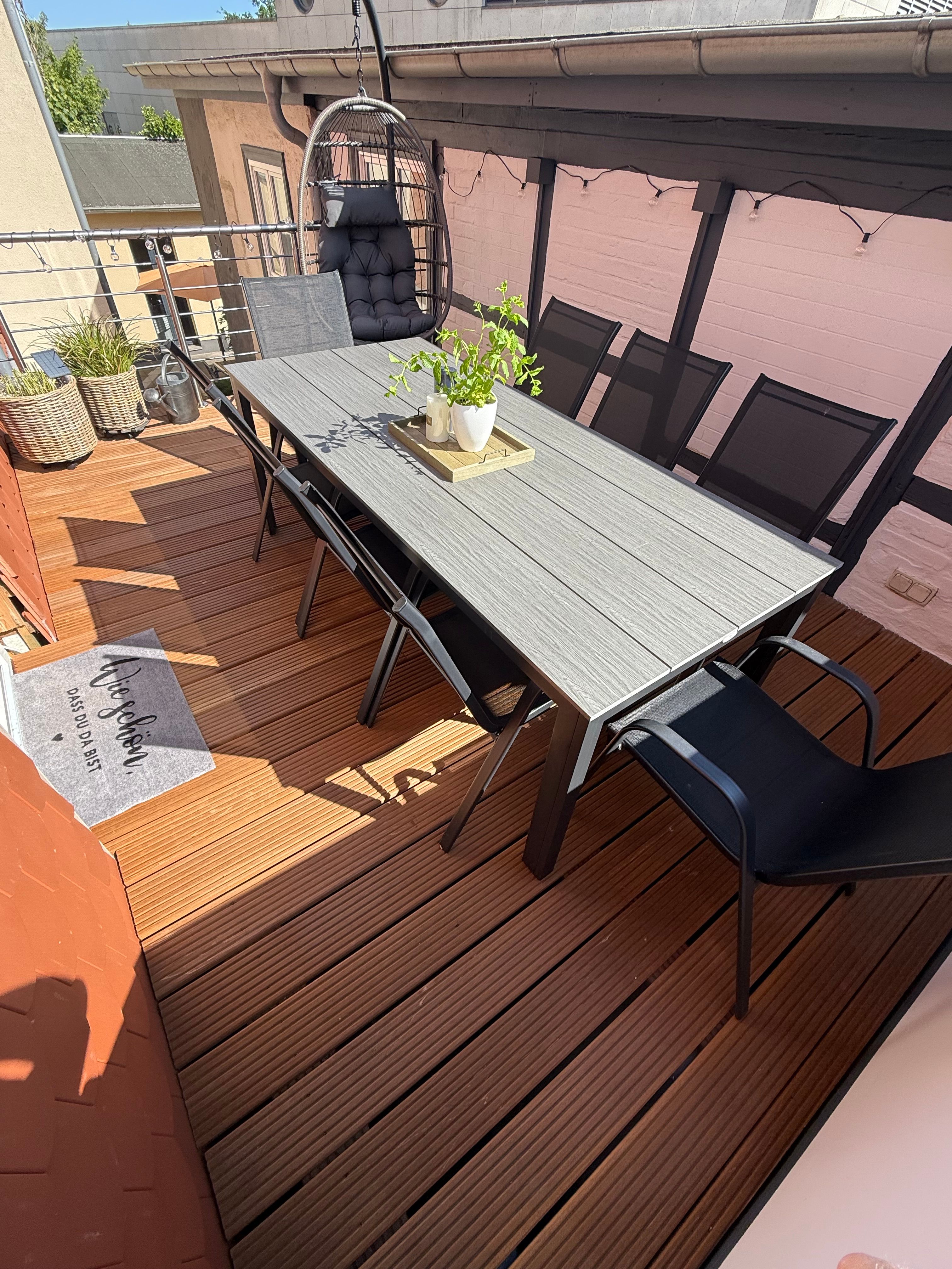 No. III: Maisonette With Balcony, Netflix/Disney - 18
