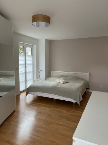 Modern, quiet, furnished 3-room apartment in Siegburg (15min walking distance to ICE train station)