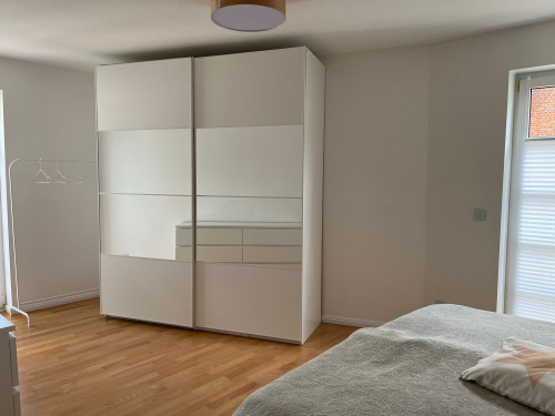 Modern, quiet, furnished 3-room apartment in Siegburg (15min walking distance to ICE train station)