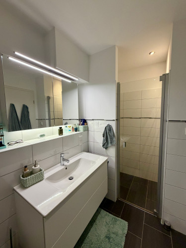 High-quality furnished 3-room apartment in Frankfurt with home office, balcony & underground parking