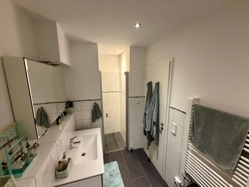 High-quality furnished 3-room apartment in Frankfurt with home office, balcony & underground parking