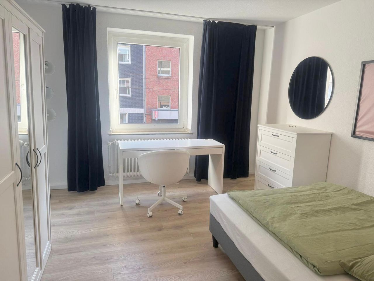 Lovely 4 Bedroom Apartment Located In Düsseldorf - 6